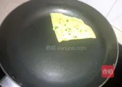 Illustration of how to make egg and green onion cake 11