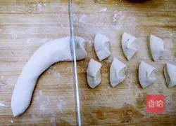 Illustration of how to make dumplings stuffed with squid and three delicacies 13