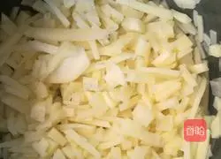 Illustration of how to make potato and egg pancakes 3