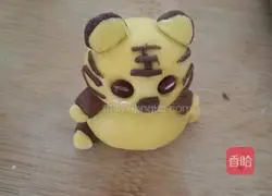 Illustration of how to make tiger steamed buns 12