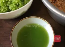 Illustration of how to make dumplings filled with pork, shrimp and green pepper 6