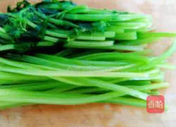 Illustration of how to make parsley, fungus and egg stuffing dumplings 3