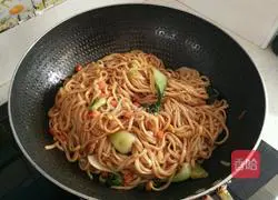 Illustration of how to make noodles with oyster sauce and tomato sauce 8