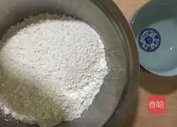 Illustration of how to make leek, egg and shrimp skin dumplings 1