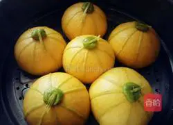 Illustration of how to make pumpkin steamed buns 13