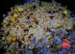 Illustration of how to make spicy sausage and egg fried rice 7