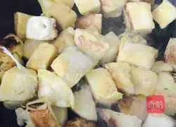 Illustration of how to make stir-fried steamed buns 4