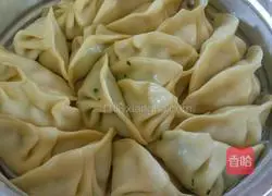 Chives Illustration of how to make pork dumplings 9