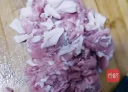 Illustration of how to make mushroom, cabbage and pork dumpling stuffing 1