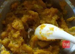 Illustration of how to make pumpkin steamed buns 1