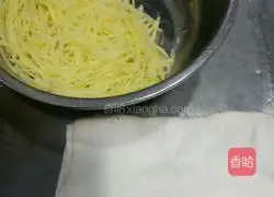 Illustration of how to make pan-fried potato pancakes 3