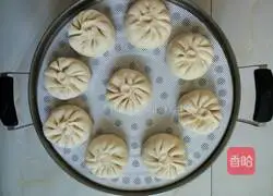 Illustration of how to make pork, green onion and carrot buns 16