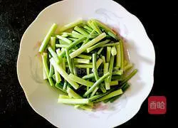 Illustration of how to make fried egg pancakes with garlic moss 2