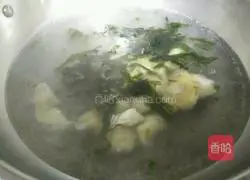 Illustration of how to make seaweed and shrimp skin wontons 3