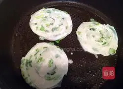 Illustration of how to make wonton skin scallion pancakes 12
