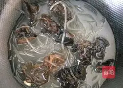 Illustration of how to make leek, egg and fungus dumplings 5