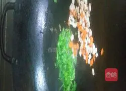 Illustration of how to make shepherd's purse, spring bamboo shoots and lean meat fried rice 4