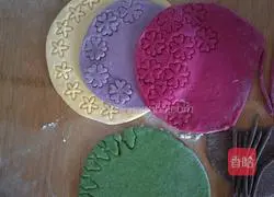 Illustration of how to make longevity peach with vegetable juice (flower buns) 3