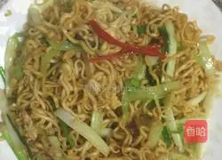 Illustration of how to make stir-fried noodles with chive yolk and egg 6