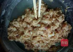 Illustration of how to make leek and pork dumplings 1