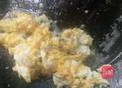Illustration of how to make fried rice with egg and meat cubes 3