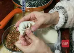 Illustration of how to make Qingqing fried wontons 5