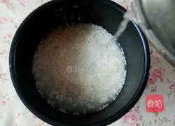 Illustration of how to cook rice in a lazy rice cooker 1