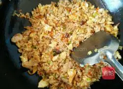 Illustration of how to make red carrot and egg fried rice 7