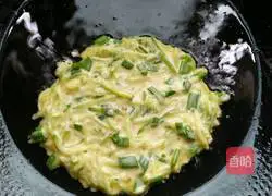 Illustration of how to make shredded green radish egg pancake 7