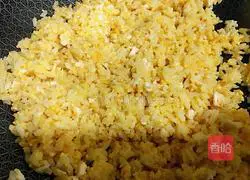 Illustration of how to make salted duck egg and meat floss fried rice 5