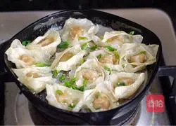 Illustration of how to make pan-fried flower-shaped wontons 6