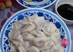 Illustration of how to make pork and green onion dumplings 11