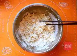 Illustration of how to make lace dumplings (sauerkraut and fresh meat stuffing) 1