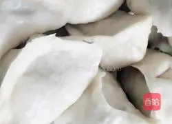 Illustration of how to make pork and cabbage buns 8