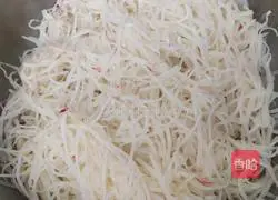 Illustration of how to make vegetarian dumpling fillings 1