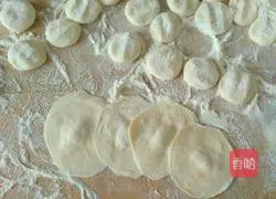 Illustration of how to make mushroom and chicken dumplings 8
