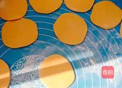 Illustration of how to make carrot and pork dumplings 11