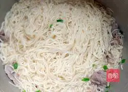 Illustration of how to make noodles with scallion oil 9