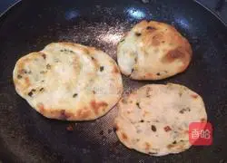 Illustration of how to make scallion pancakes 22