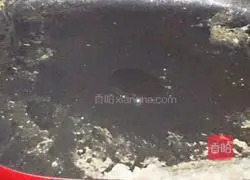 Illustration of how to make seafood, egg and vegetable fried rice 1