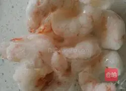 Illustration of how to make shrimp, leek and egg dumpling stuffing 3