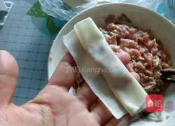 Illustration of how to make fancy wontons 8