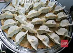 Illustration of how to make crystal steamed dumplings 6