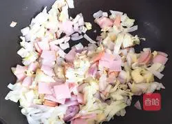 Illustration of how to make egg yolk and ham fried rice 3