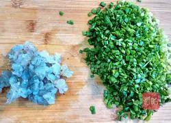 Illustration of how to make chives, shrimps and egg pancakes 4