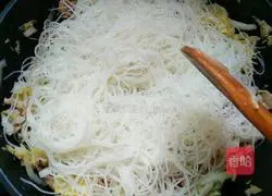 Illustration of how to make fried rice noodles 5