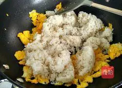 Illustration of how to make meat floss and egg fried rice 4