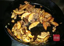 Illustration of how to make spicy pork and mushroom noodles 6