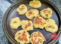 Illustration of how to make potato shredded cake 6