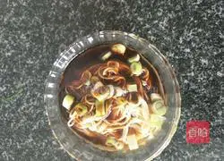 Illustration of how to make noodles with scallion oil 8